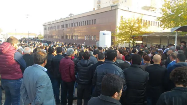Diyarbakır'da Devlet Hastanesi morgunun önünde büyük bir kalabalık toplandı.