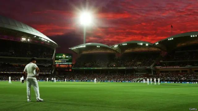 ٹیسٹ کرکٹ کی 138 سالہ تاریخ میں یہ کھیلا جانے والا پہلا ڈے نائٹ ٹیسٹ میچ ہے