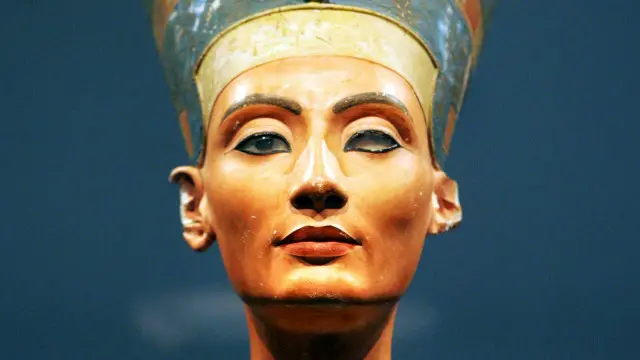 Một giả thuyết được nêu ra là ngôi mộ ban đầu được xây cho Nữ hoàng Nefertiti