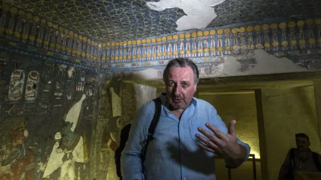 Николас Ривс