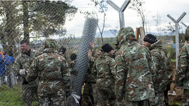 يبلغ ارتفاع السياج 2,5 متر