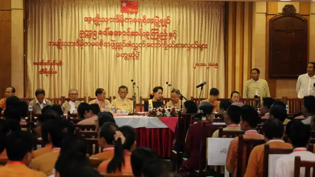 
ဒေါ်အောင်ဆန်းစုကြည်နဲ့ NLD အမတ်များတွေ့ဆုံပွဲ