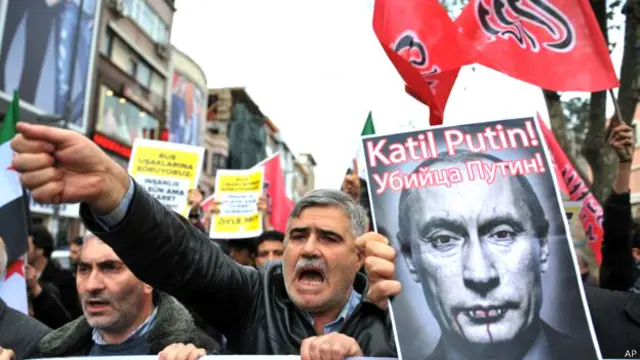 तुर्की में रूसी राष्ट्रपति के ख़िलाफ प्रदर्शन करते लोग
