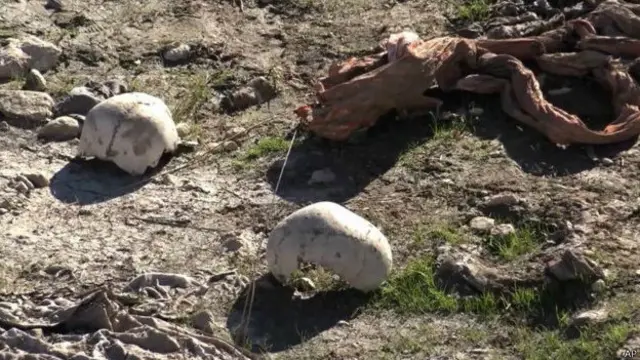 Fosa común con cadáveres de yazidíes en Irak