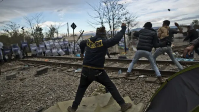 群情激愤的移民向警方投掷石块