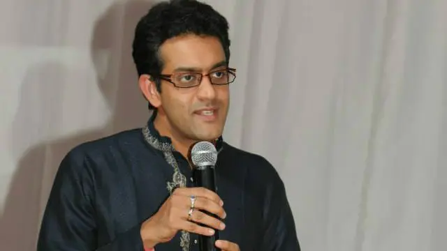 ادیبوں کے ذریعے ایوارڈ واپس کرنے اور ٹیپو سلطان کے بارے میں تاریخ داں وکرم سمپت کے خیالات کی وجہ سے بعض ادیبوں نے بنگلور ادبی میلے سے کنارہ کش ہونے کا اعلان کیا تھا