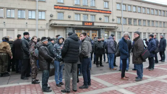 После начала встречи у входа в администрацию района