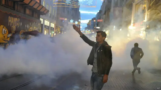 استنبول میں پولیس نے مظاہرین کو منتشر کرنے کے لیے واٹر کیننز اور آنسو گیس کا استعمال کیا ہے