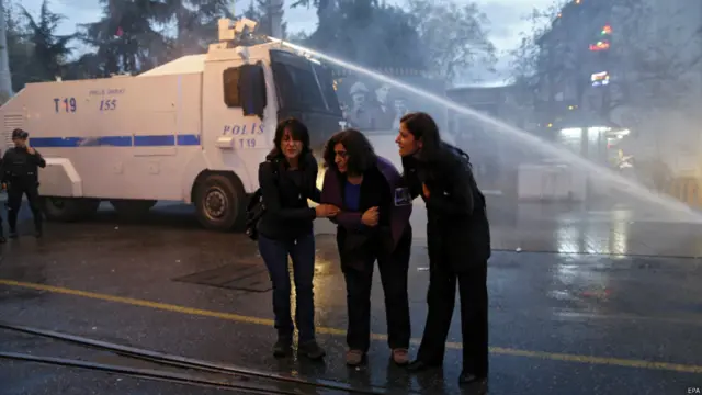 خیال رہے کہ سنہ 1984 میں پی کے کے اور ترک سکیورٹی فورسز کے درمیان شروع ہونے والے تنازعے جس میں اب تک تقریباً 40 ہزار افراد ہلاک ہو چکے ہیں