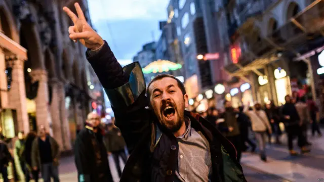 پولیس نے مظاہرین کو منتشر کرنے کے لیے واٹر کیننز اور آنسو گیس کا استعمال کیا ہے۔ سنیچر کو ہونے والی جھڑپوں میں ایک پولیس اہلکار کی موت بھی ہوئی ہے۔ 