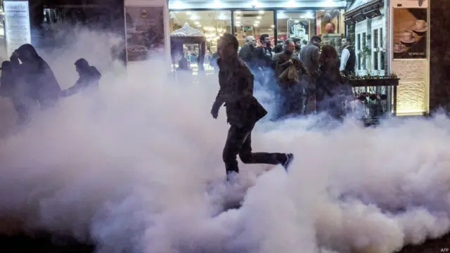 دیار باقر کے گورنر نے اس واقعے کے بعد علاقے میں کرفیو نافذ کر دیا ہے جبکہ استنبول میں بڑی تعداد میں افراد نے طاہر ایلچی کی ہلاکت کے خلاف مظاہرے کیے ہیں۔ 