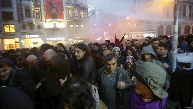 طاہر ایلچی نے کالعدم کرد تنظیم’ کردش ورکرز پارٹی‘ کے بارے میں کہا تھا کہ وہ شدت پسند تنظیم نہیں ہے، جس کے بعد ان پر شدید تنقید کی گئی تھی۔