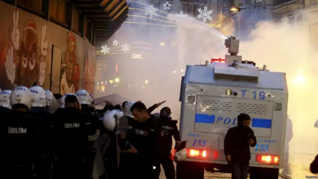 طاہر ایلچی کو اس سے قبل کالعدم کرد تنظیم’ پی کے کے‘ کے حق میں بیان دینے پر شدید تنقید کا نشانہ بھی بنایا گیا تھا۔