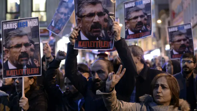 سنیچر کو ترکی کے جنوب مشرقی شہر دیار باقر میں کرد وکیل طاہر ایلچی کو نامعلوم مسلح شخص نے سر میں گولی مار کر ہلاک کر دیا گیا تھا۔ 