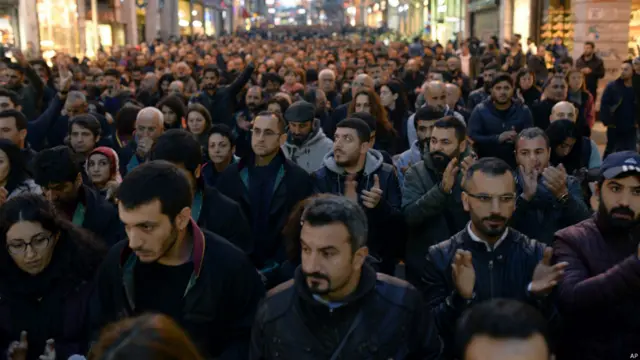 ترکی میں کرد نواز وکیل اور انسانی حقوق کے کارکن طاہر ایلچی کی ہلاکت کے خلاف استنبول اور دیار باقر میں مظاہرے کیے گئے ہیں۔ 