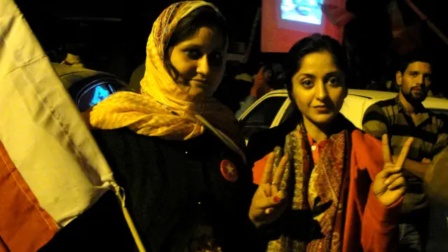 پارٹی کا سُرخ و سفید جھنڈا تھامے شبانہ رُوبن کا خیال ہے کہ اگر وہ کسی بڑی سیاسی جماعت کے ساتھ ہوتیں تو اُنھیں ایسا موقع کبھی نہ ملتا