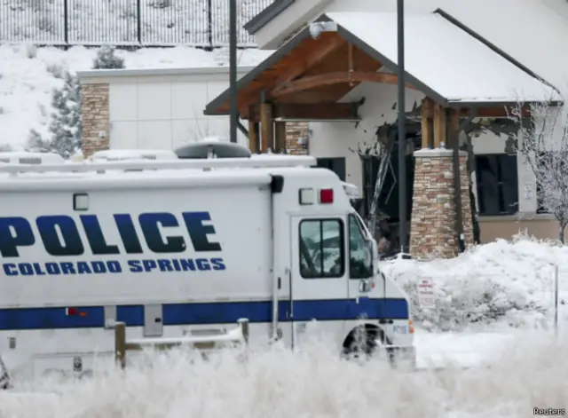 Полицейский автомобиль у входа клинику Planned Parenthood в Колорадо-Спрингс