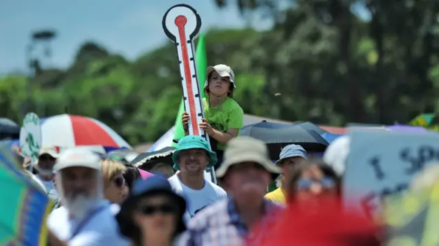 支持应对气候变化的民众在澳大利亚悉尼举行游行。