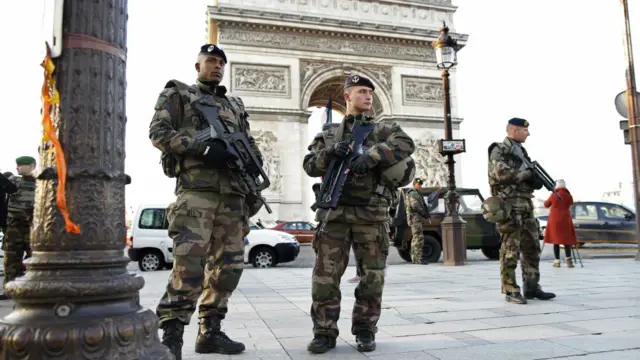 法国士兵在凯旋门前巡逻