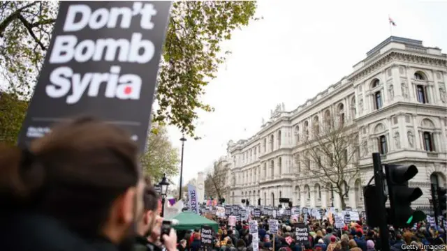 سنہ 2013 میں برطانوی پارلیمان نے شام میں جاری فضائی حملوں میں شامل ہونے کے خلاف ووٹ دیا تھا