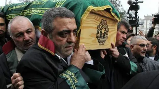 Elçi'nin tabutu hasatane çıkışı, CHP İstanbul Milletvekili Sezgin Tanrıkulu ve Türkiye Barolar Birliği Başkanı Metin Feyzioğlu tarafından taşındı.