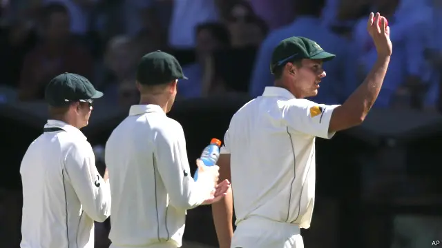 ہیزل وڈ نے میچ میں مجموعی طور پر نو وکٹیں حاصل کیں اور انھیں مین آف دا میچ قرار دیا گيا