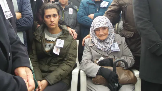 Tahir Elçi’nin kızı, barış annesi Sakin Arat’ın yanında oturdu.
