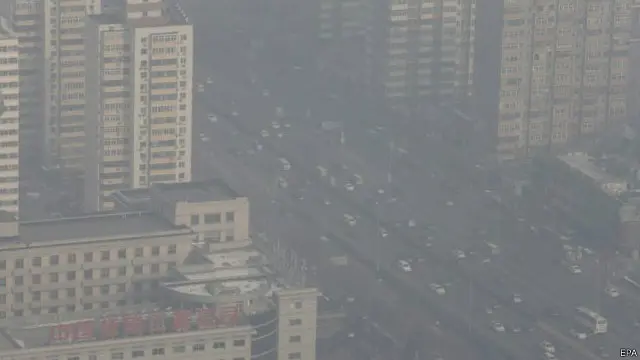 بعض علاقوں میں دھند اور دھوئیں کے باعث اندھیرا چھا گیا ہے