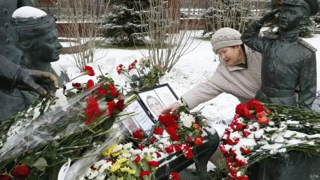 Тимчасовий меморіал пілоту Олегу Пешкову влаштували біля будівлі міністерства оборони Росії у Москві