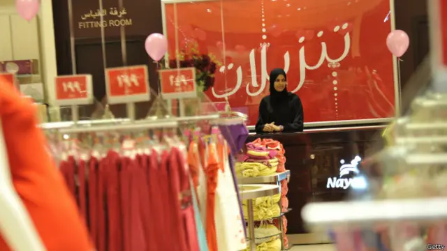 Pequeños cambios son visibles incluso en los centros comerciales, donde se puede ver mujeres trabajando.