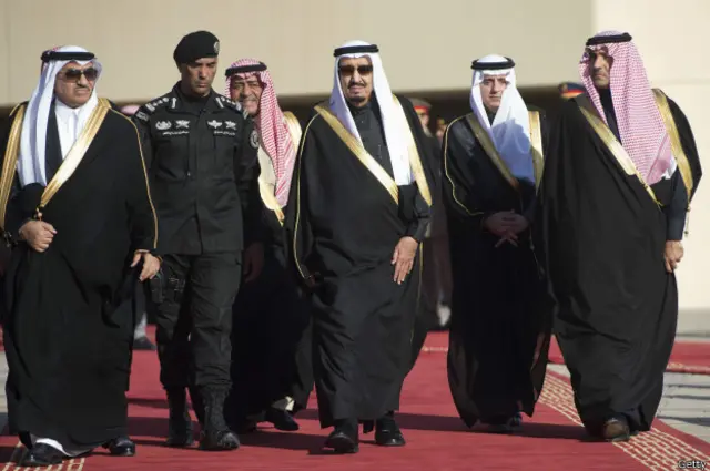 Los nuevos derechos para las mujeres son posibles por medio de un decreto del rey Salmán bin Abdulaziz (en el centro).