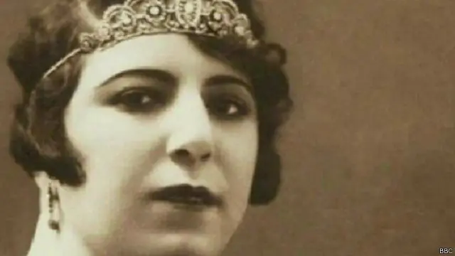 أولملوك فازيري فرضت واقعا جديدا على عالم الغناء والموسيقى الإيرانية بعد صعودها إلى المسرح بدون حجاب