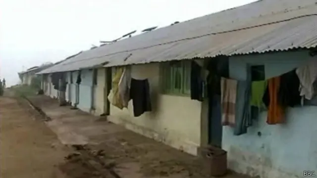 'මිනිස්සු පිට වැඩට යනවා. දවසකට රුපියල් 1200 ක් පඩි හම්බ වෙනවා කෑමත් එක්ක.ඒ නිසා මිනිස්සු වතු දාලා යනවා'