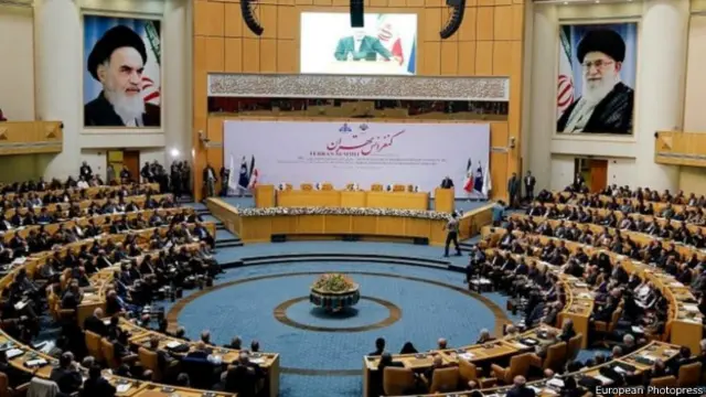 有关新版油气合同是在德黑兰举行的石油大会上宣布的。