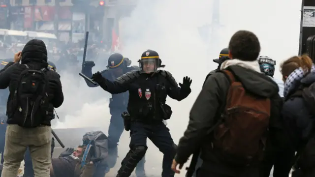 पेरिस में एक जगह पर प्रदर्शन के दौरान हिंसा हुई. सौ लोगों को गिरफ़्तार किया गया है