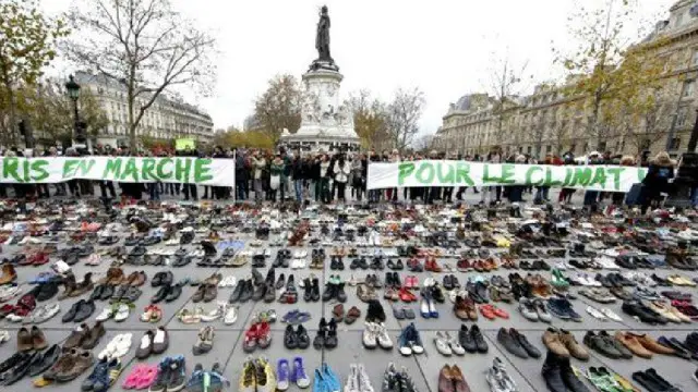 في باريس وضع مئات المتظاهرين أحذية مجتمعة في ميدان الجمهورية للحث على اتخاذ إجراء خلال قمة تغير المناخ
