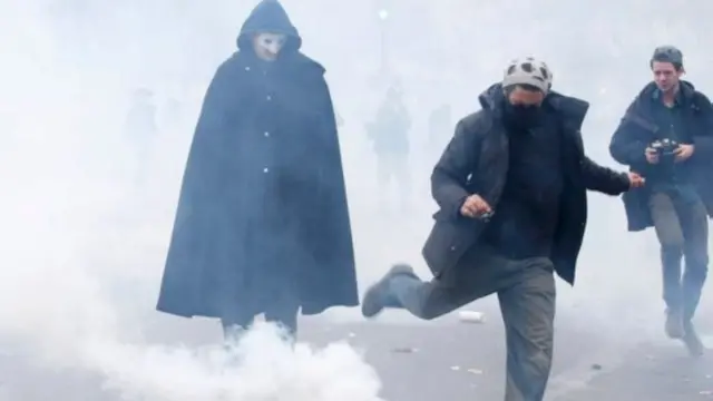 أطلقت الشرطة الفرنسية الغاز المسيل للدموع على مجموعة من المتظاهرين على مقربة من ميدان الجمهورية