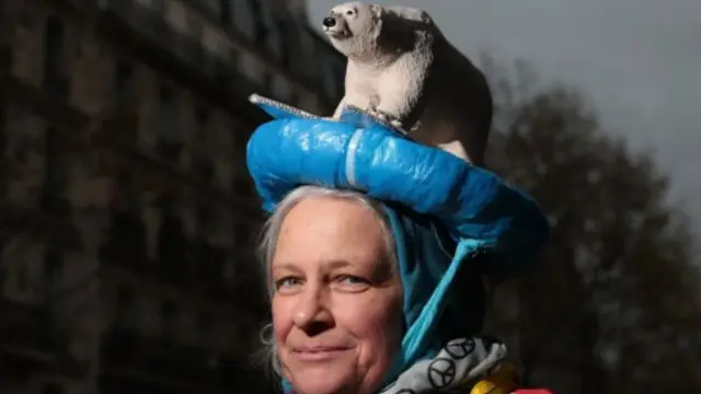 نظم متظاهرون في باريس سلسلة بشرية