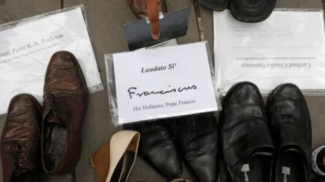 زوج من الأحذية تبرع به البابا فرانسيس بابا الفاتيكان