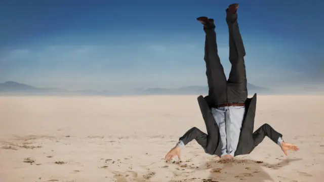 انرژی خورشیدی که به زمین میرسد پنج هزار برابر کل انرژی مورد نیاز بشر است. ۹۰ درصد جمعیت دنیا در فاصله سه هزار کیلومتر بیابانها زندگی می کنند و فقط یک درصد انرژی بیابانها برای تامین نیاز دنیا به انرژی کافی است.