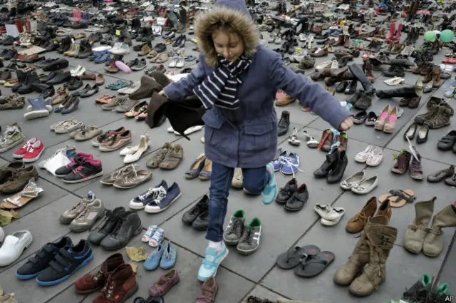 También colocaron decenas de pares de zapatos en la plaza de la República por aquellos que fallecieron en los ataques y no pudieron asistir a la marcha. 