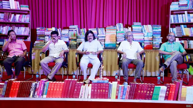 ග්‍රන්ථ දස දහසක් පරිත්‍යාග කිරීමේ අවස්ථාවට එක්වුණු දකුණේ කලාකරුවෝ