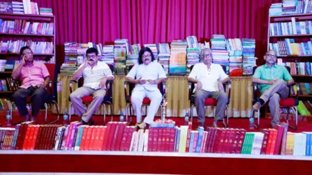 தென்னிலங்கையைச் சேர்ந்த பலர் இணைந்து யாழ் நூலகத்துக்கு புத்தகங்களை வழங்கும் நிகழ்வில் பங்குபெற்றனர்