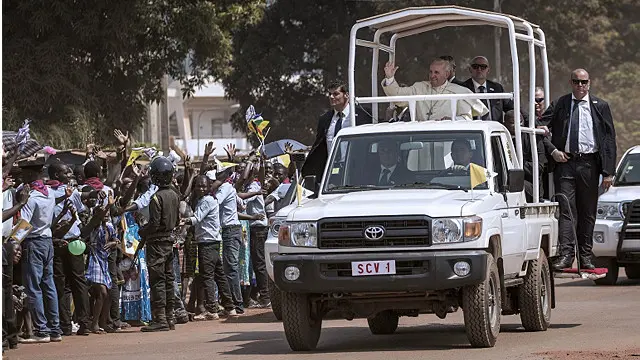 پاپ پس از ورود به جمهوری آفریقای مرکزی به یکی از اردوگاههای پناهجویان رفت