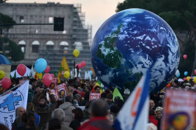 Manifestantes em Paris pediram mais ação contra aquecimento global 