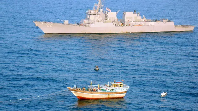 چهار سال پیش ناوشکن آمریکایی یواس‌اس کید در آب‌های دریای عرب یک لنج ایرانی را که گرفتار دزدان دریایی شده بود نجات داد