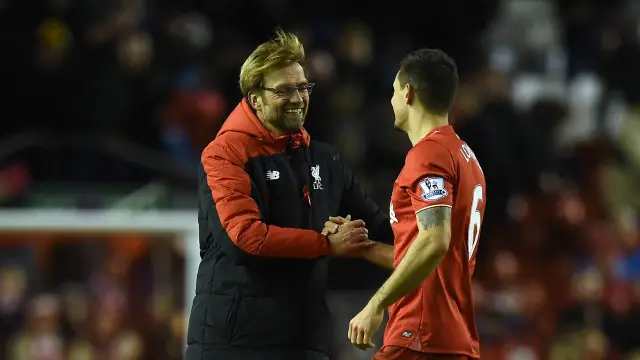 Jurgen Klopp berjabat tangan dengan Dejan Lovren