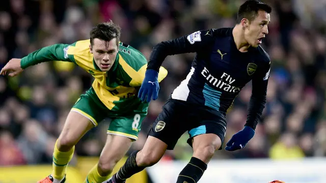 Alexis Sanchez dan Jonny Howson 