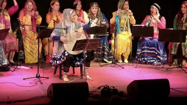 برخی از ترانه‌هایی که گروه 'بانو' اجرا می‌کند، با این که صدها سال سینه به سینه منتقل شده‌اند و زنان پای گهواره یا دار قالی آنها را زمزمه کرده‌اند، اما کمتر کاویده و اجرا شده‌اند.