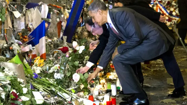 पेरिस हमलों में मारे गए लोगों को श्रद्धांजलि देते फ्रांसुआ ओलांद और अमरीकी राष्ट्रपति बराक ओबामा.